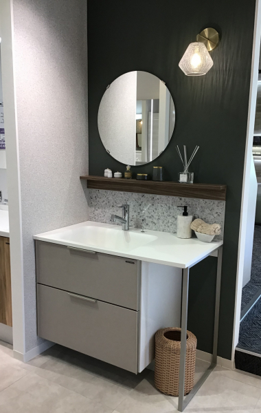 新発売の丸型ミラーとフローティングラック♬